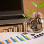 Frasco con monedas y plantas creciendo, simbolizando inversiones pequeñas con crecimiento financiero